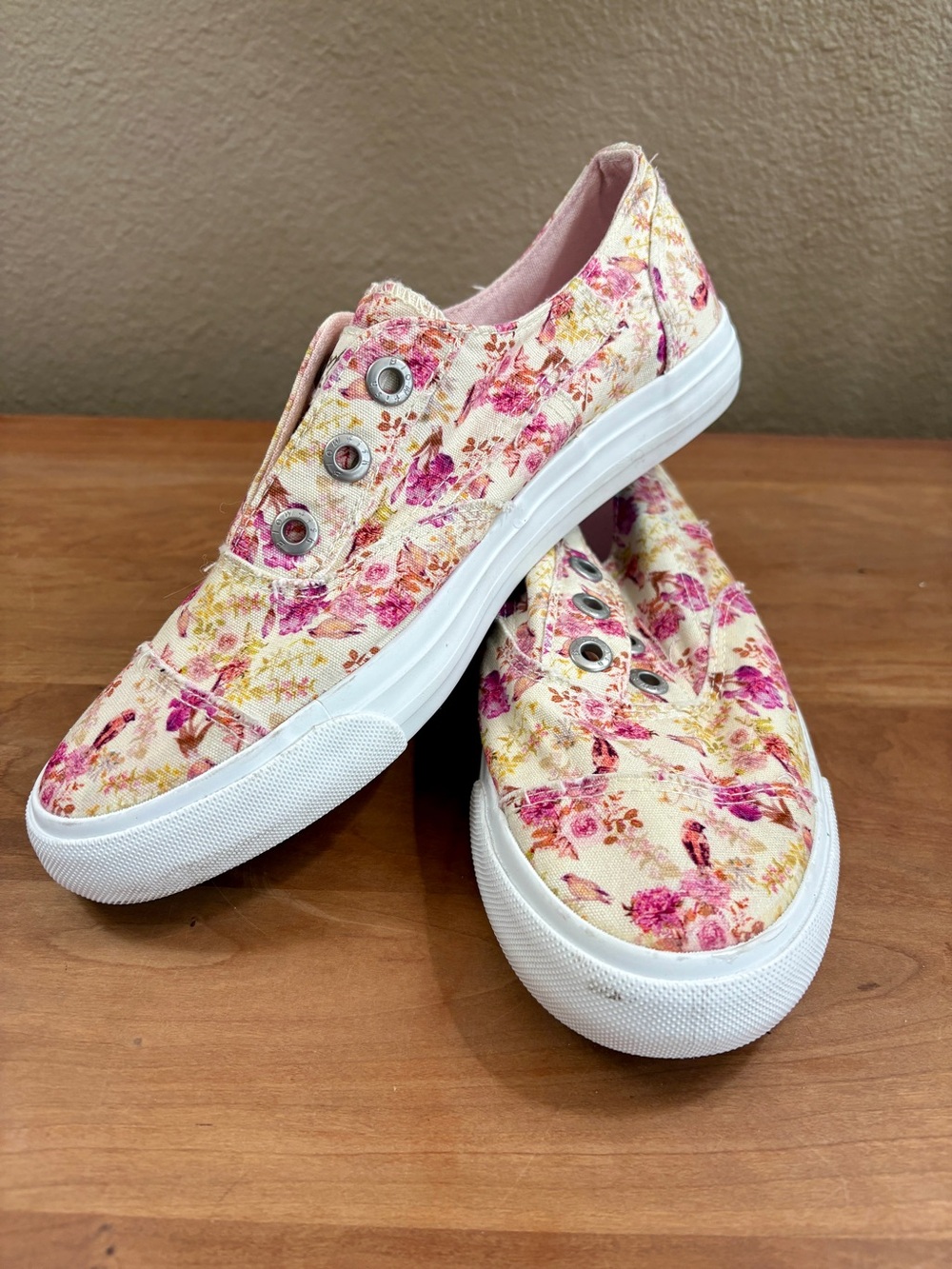 Blowfish Malibu Floral & Bird Slip-On Pink & Cream Sneakers Womens size 7.5